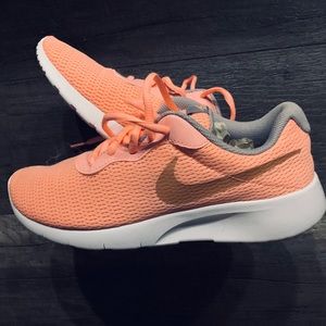 *BRAND NEW* 7Y (Women’s 8) Nike Sneakers